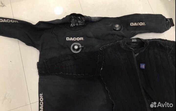 Сухой гидрокостюм для дайвинга