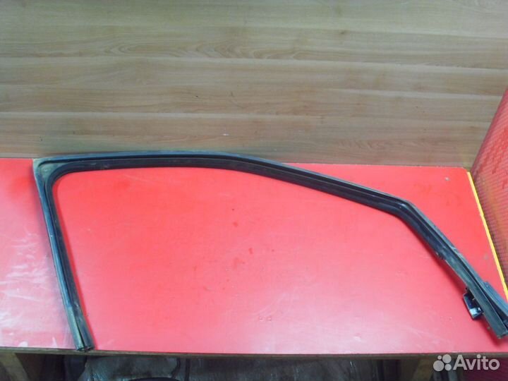 Уплотнитель стекла двери 25767129 Cadillac SRX