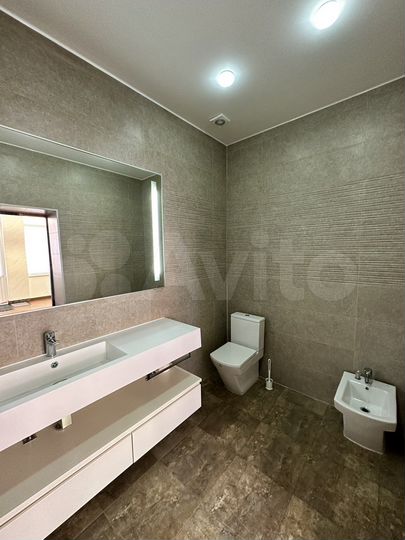 Коттедж 1000 м² на участке 83 сот.