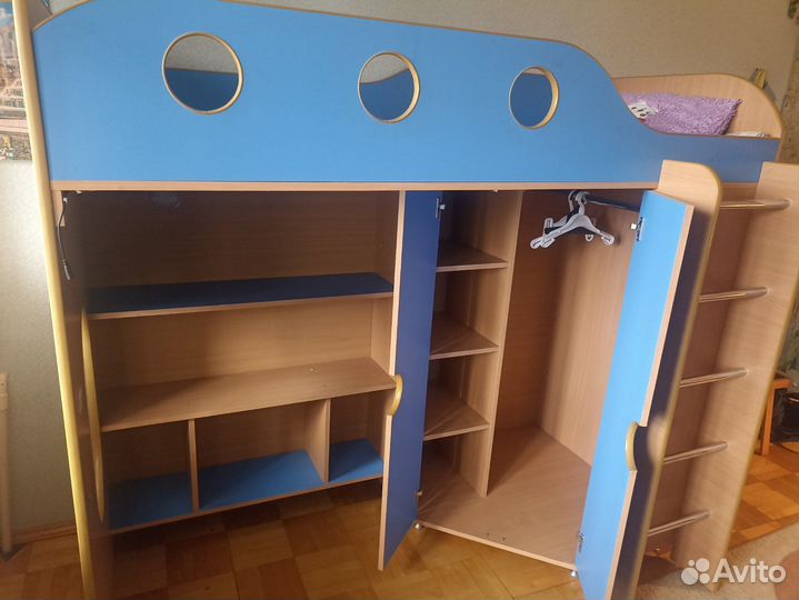 Детская кровать чердак со столом и шкафом