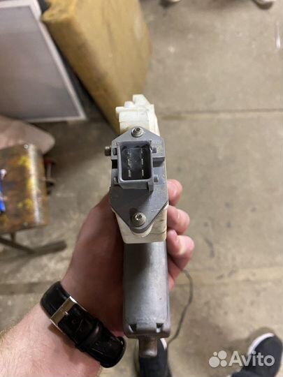 Моторчик стеклоподъемника toyota avensis