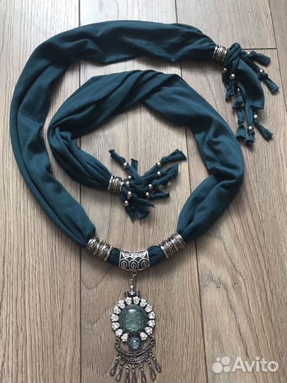 Шарф с брошью новый