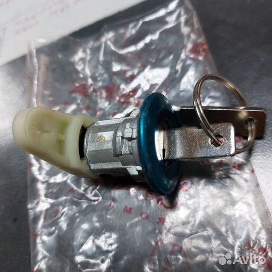 Рено Логан личинка замка багажника с ключами