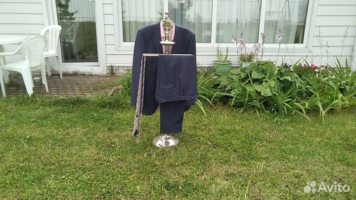 Дизайнерская металлическая вешалка для костюма