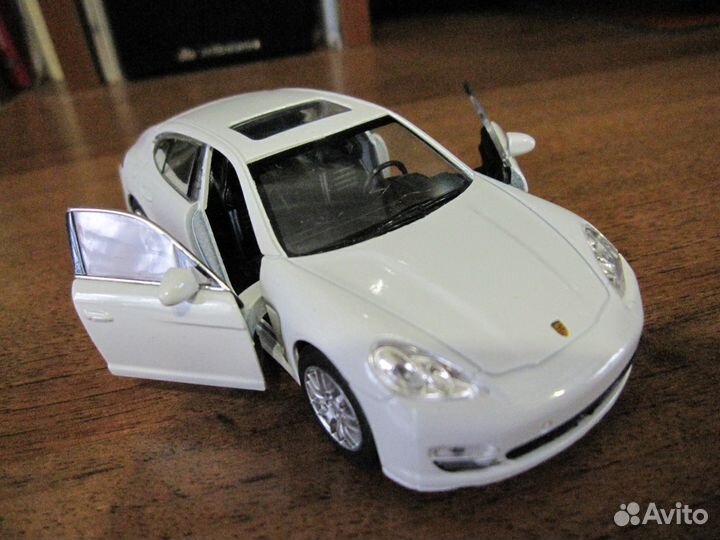 Коллекционная модель машины 