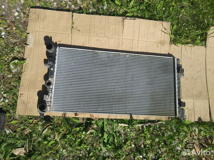 Радиатор двигателя Volkswagen Polo седан