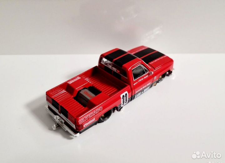 Коллекционная модель Chevrolet Silverado 1:64