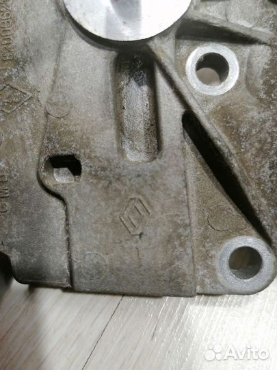 Помпа водяной насос Renault sandero stepway