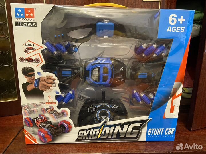 Машинка на радиоуправлении Skidding