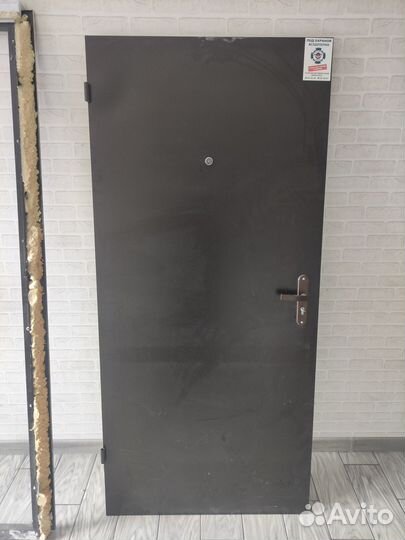 Продаю дверь от застройщика