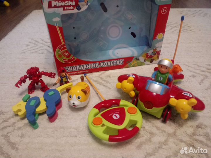 Радиоуправляемый самолет и игрушки