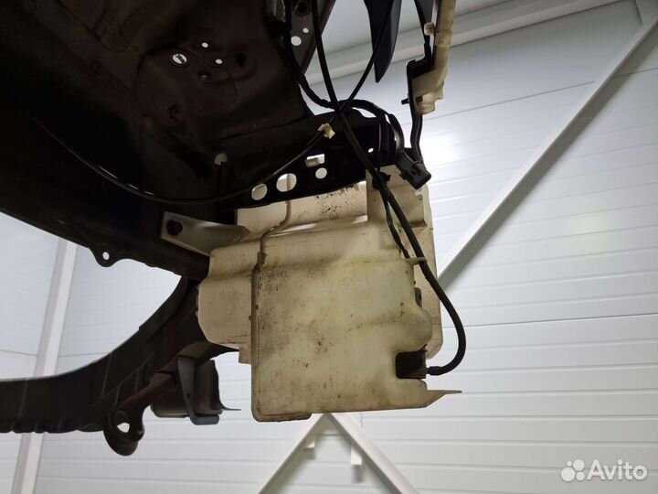 Бочек омывателя в сборе с насосом