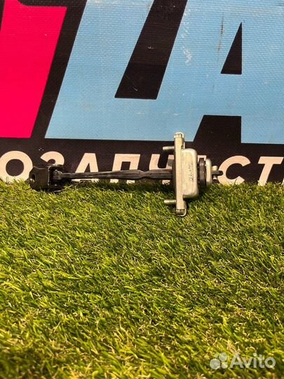 Ограничитель открывания двери передней правой