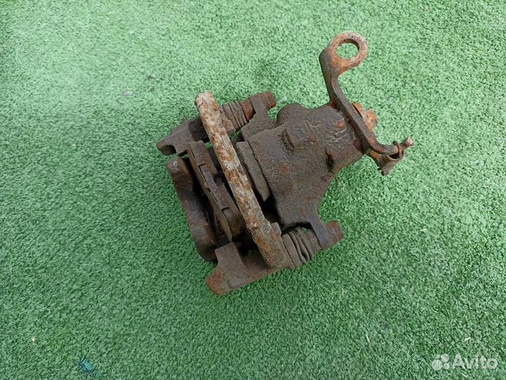 Тормозной суппорт задний правый Ford Focus 1