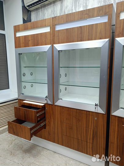 Стеклянная витрина с подсветкой