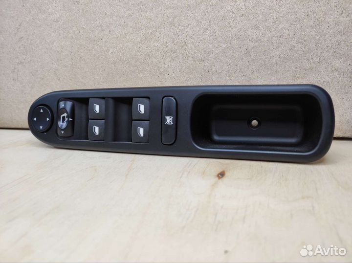 Кнопки стеклоподъемников Пежо 307