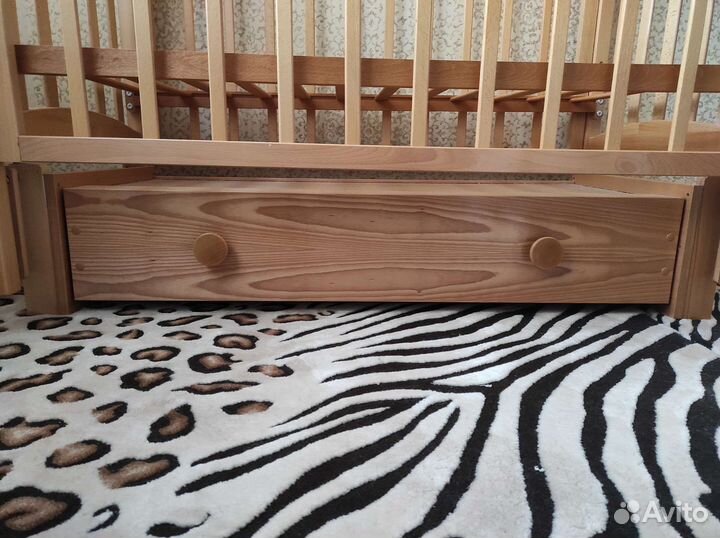 Детская кроватка с продольным маятником