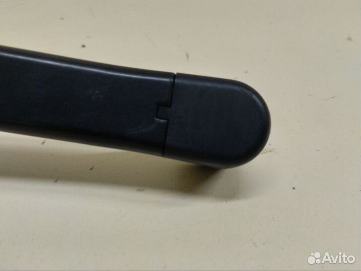 Поводок стеклоочистителя передний левый Mitsubishi