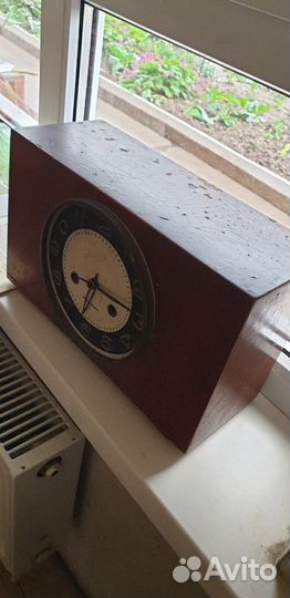 Часы старинные янтарь