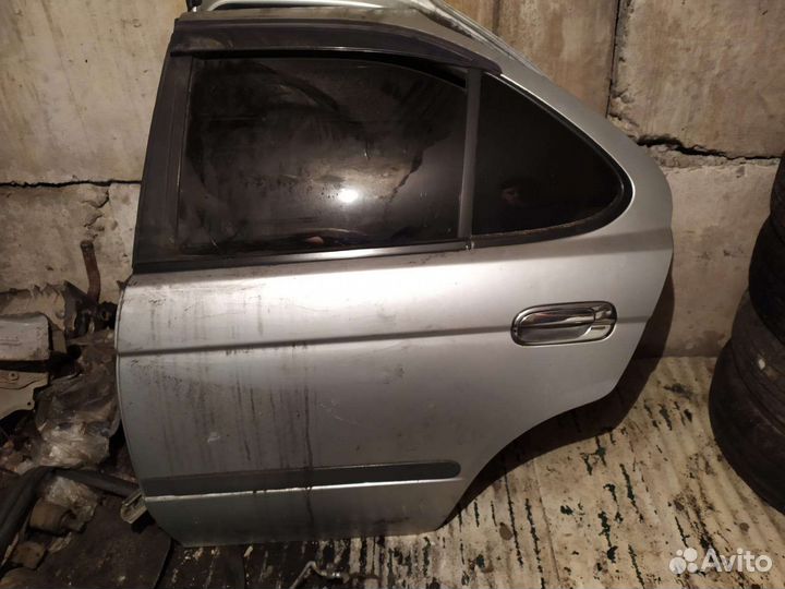 Стекла дверей Nissan Sunny fb15