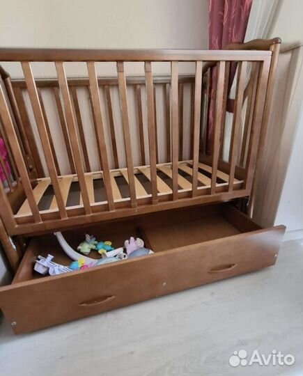 Детская кроватка с маятником