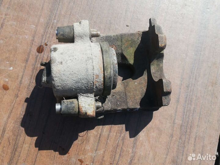 Суппорт передний Шкода Фабия 1