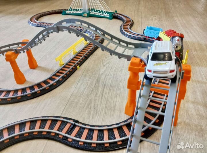 Железная дорога и автотрек со светом и звуком