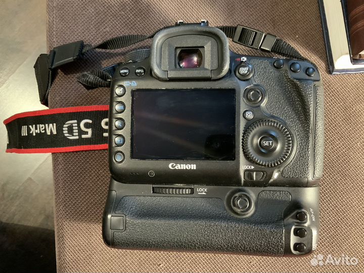 Камера Canon EOS 5D Mark III Body с бустером