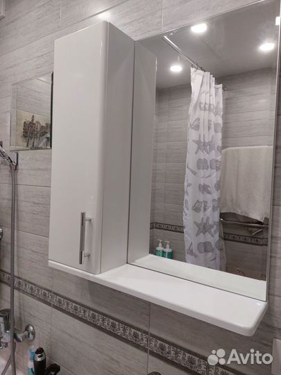 Зеркало с полкой в ванну