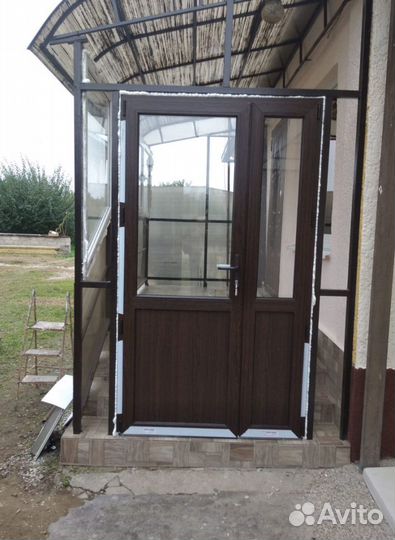 Пластиковая дверь