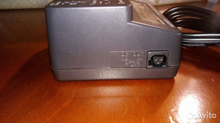 Автомобильное зарядное устройство Sony DC-VQ11