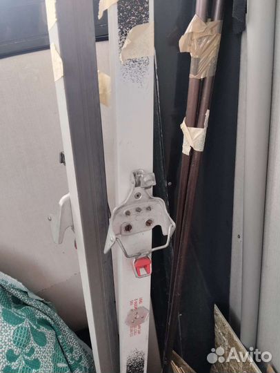 Лыжи, лыжные палки и ботинки