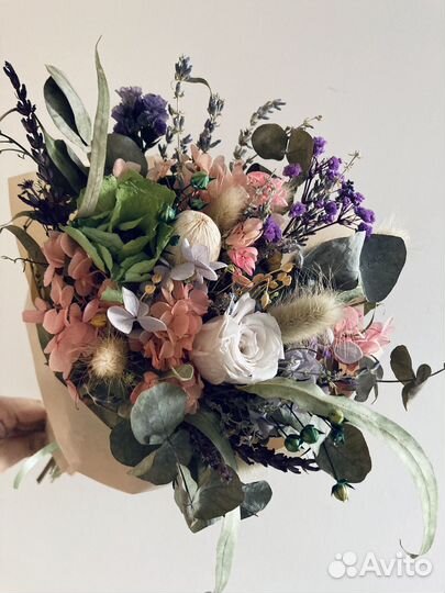 Букет из сухоцветов и стабилизированных цветов