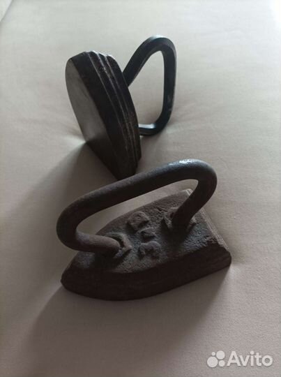 Старый чугунный утюг