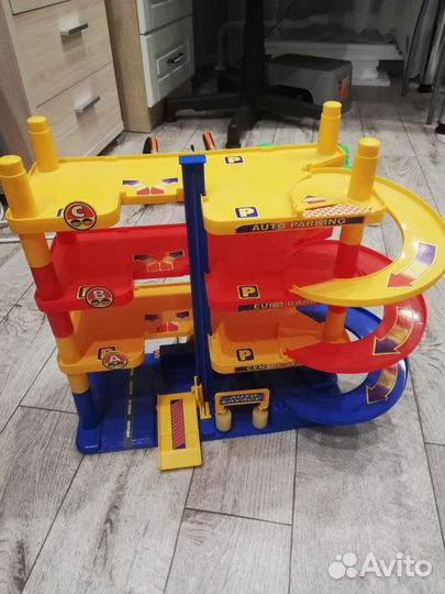 Трек, паркинг, парковка