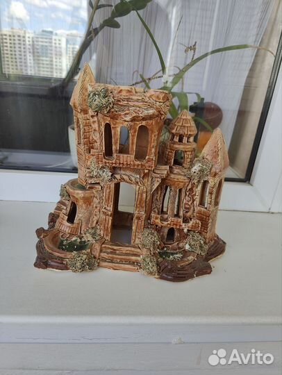 Замок в аквариум