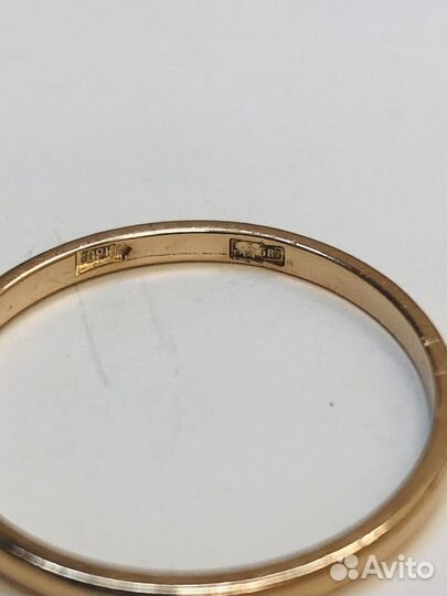 Золотое обручальное кольцо