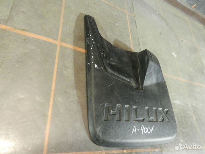 Брызговик передний левый - Toyota Hilux 8