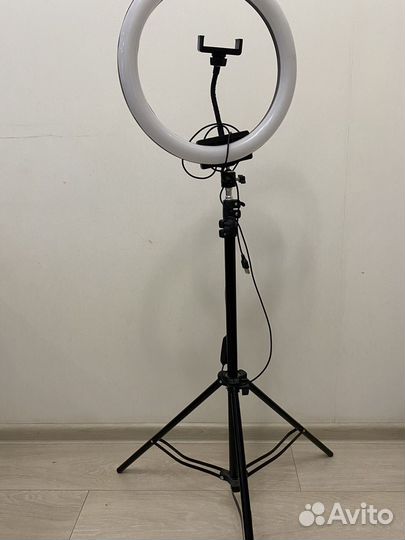 На доставке уже Кольцевая лампа со штативом