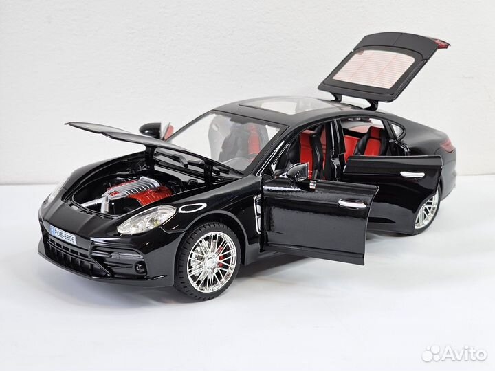 Модель машины Porsche Panamera черная 1:18