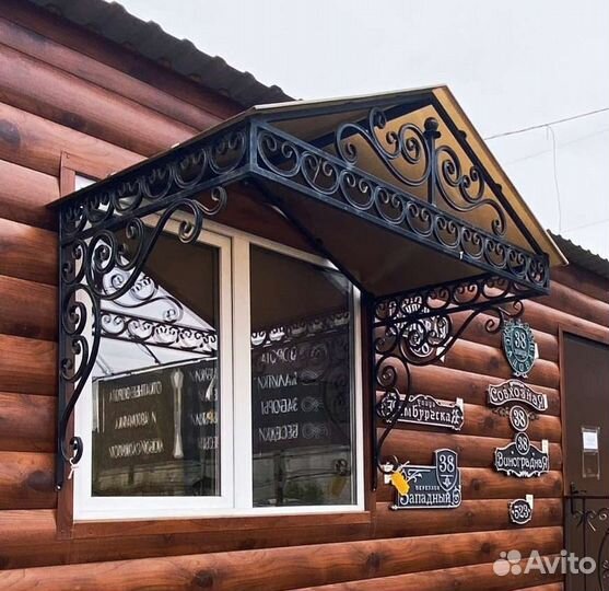 Козырек над дверью