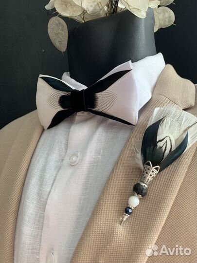 Галстук-бабочка и бутоньерки из перьев