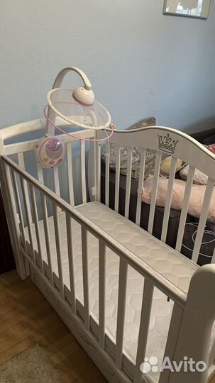 Детская кроватка с маятником