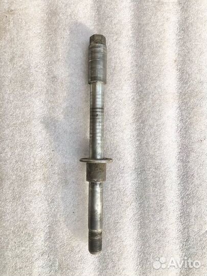 Suzuki RF 400 ось переднего колеса