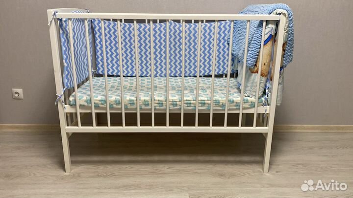Детская кроватка с матрасом и бортиками