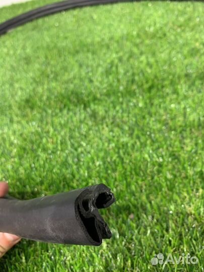 Уплотнитель дверного проема передний правый Ford