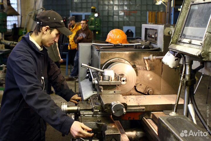 Токарь-универсал Вахта г. Миасс