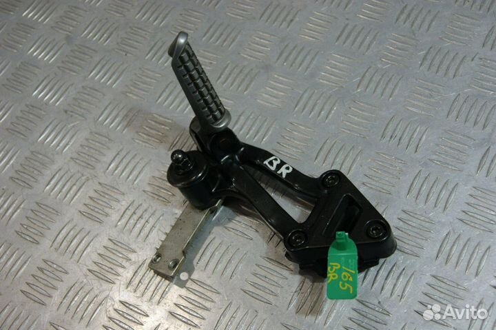 Подножка пассажира правая Kawasaki ZZR1100-1, ZXT1