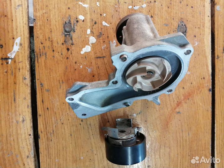 Водяная помпа и ролик натяжителя на форд фокус 2