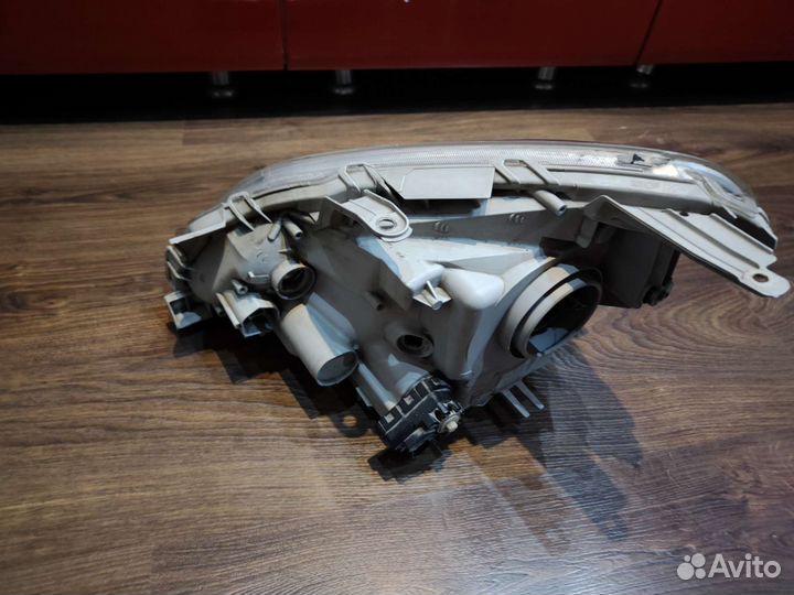 Фара правая Toyota premio